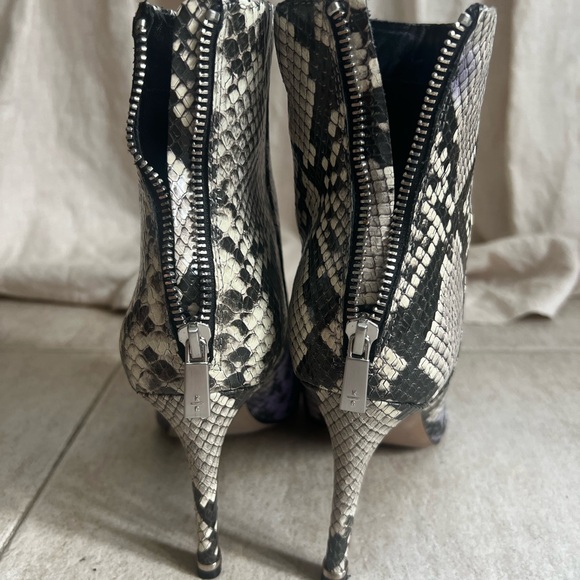 Kenneth Cole Riley 85 Simple Boot. - Picture 4 of 8